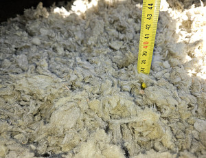 Zateplení stropu zděného rodinného domu pomocí foukané izolace